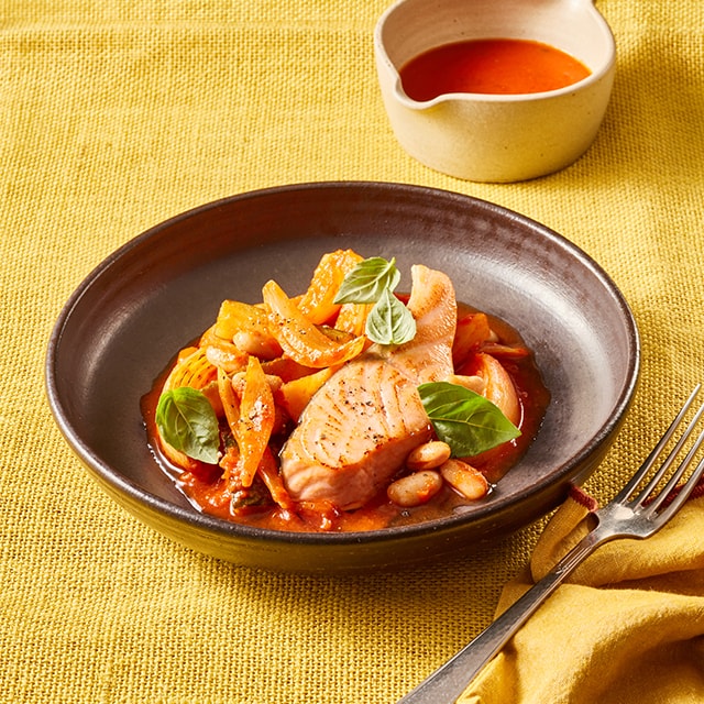 Zalm met gestoofde venkel, courgette, witte bonen, ui, tomaat en basilicum Zalm met gestoofde venkel, courgette, witte bonen, ui, tomaat en basilicum